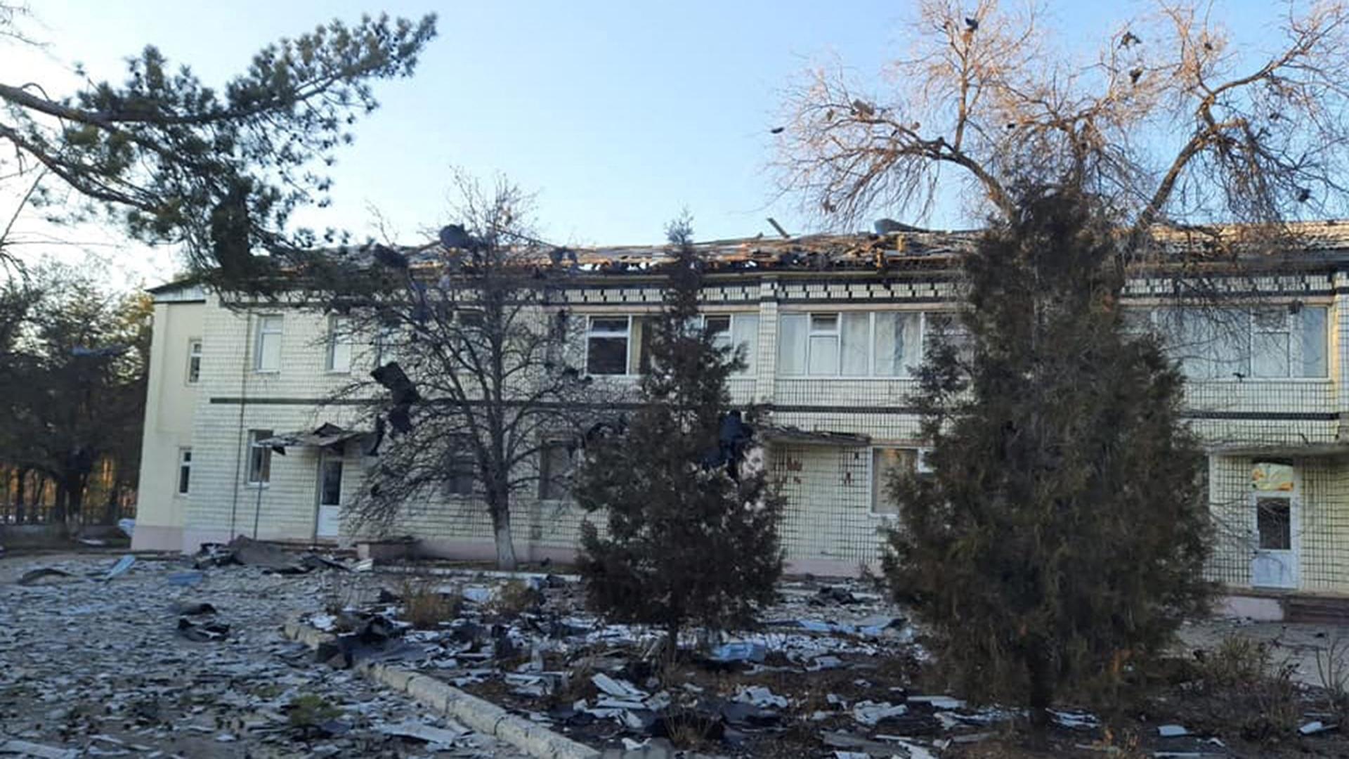 Ein Krankenhaus wurde durch Bombenangriffe beschädigt. | via REUTERS
