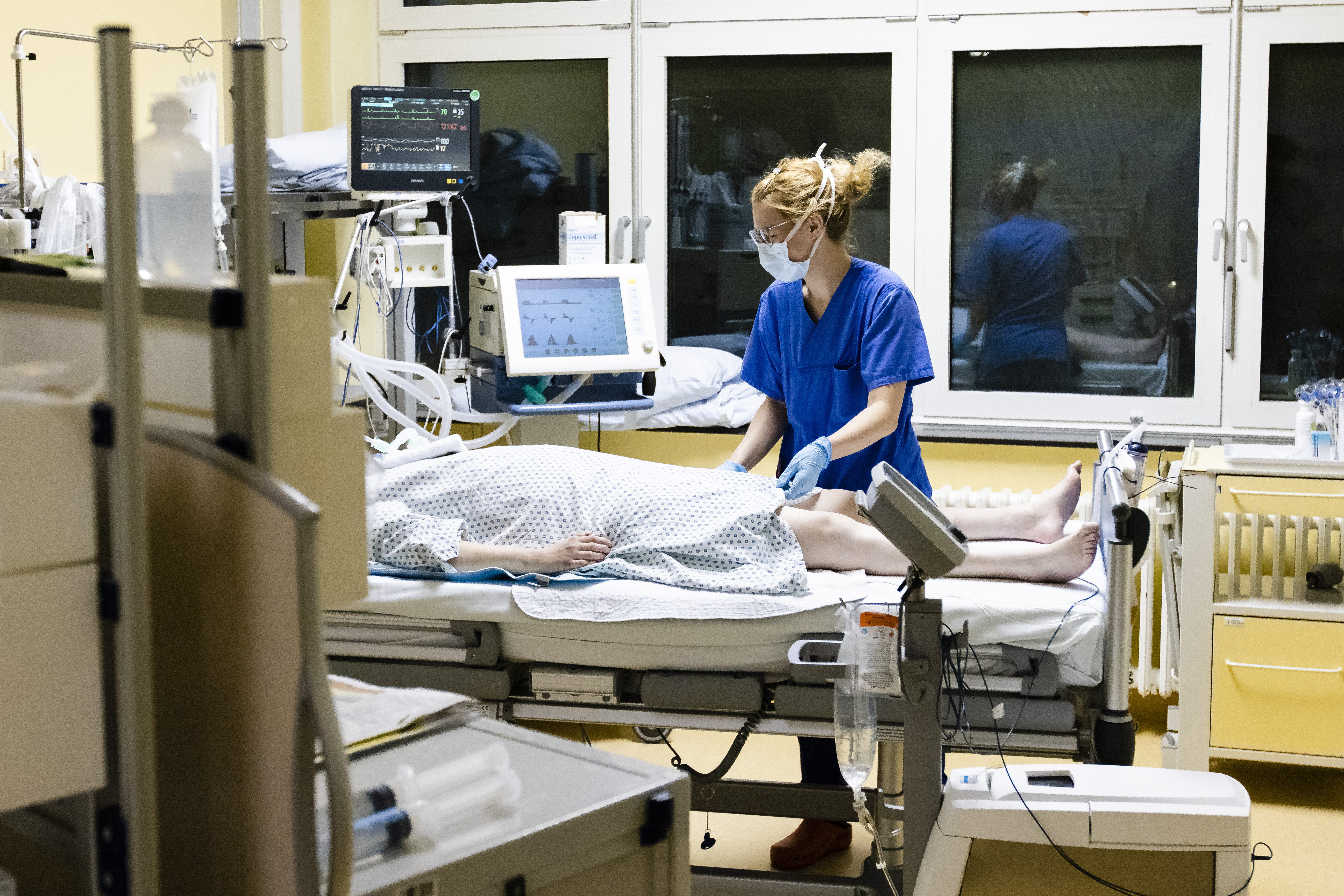 Eine Krankenschwester steht am Bett eines Intensivpatienten | picture alliance/dpa