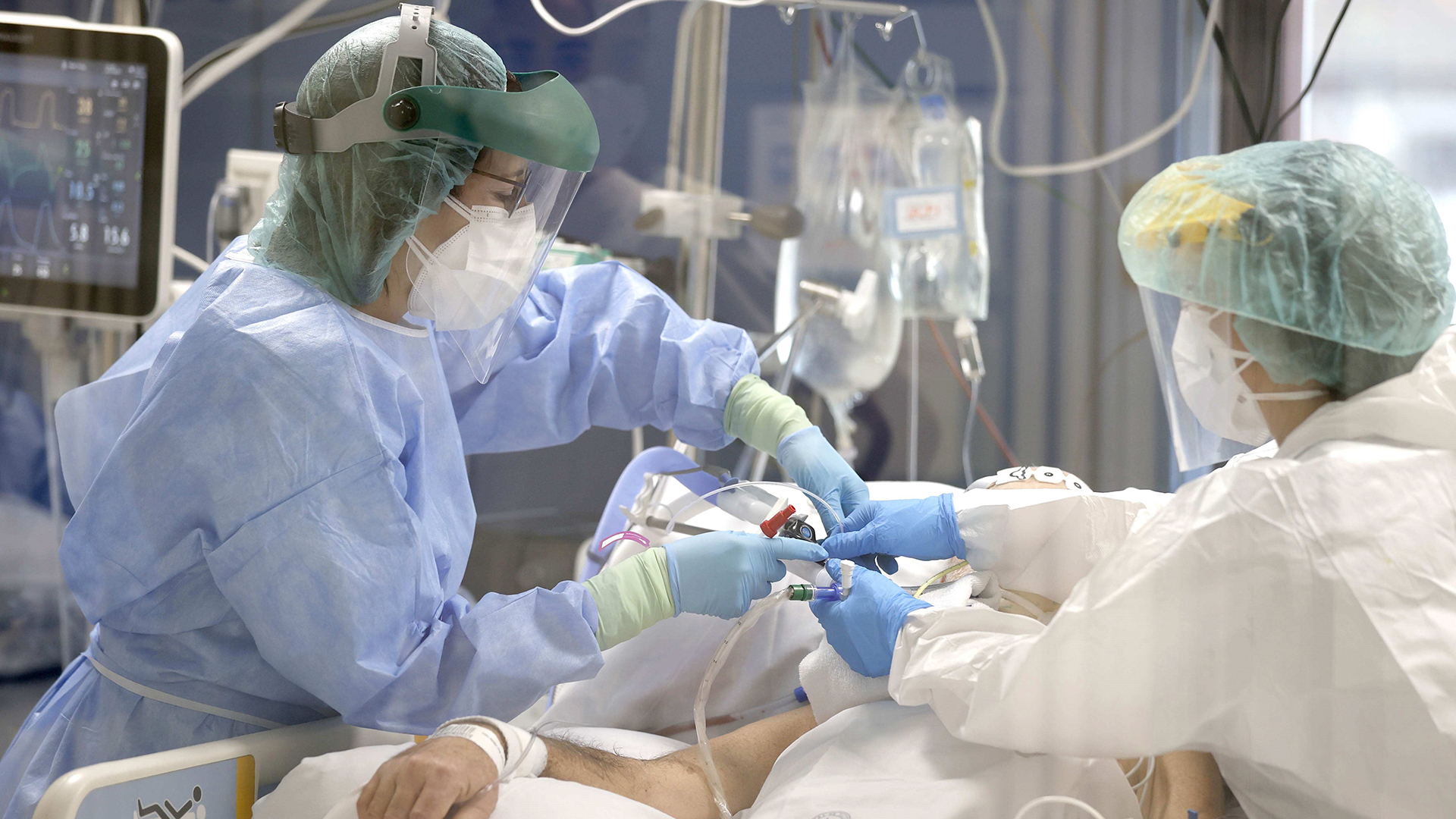Krankenschwestern kümmern sich um einen Covid-19-Patienten im Basurto-Krankenhaus in Bilbao (Spanien). | EPA