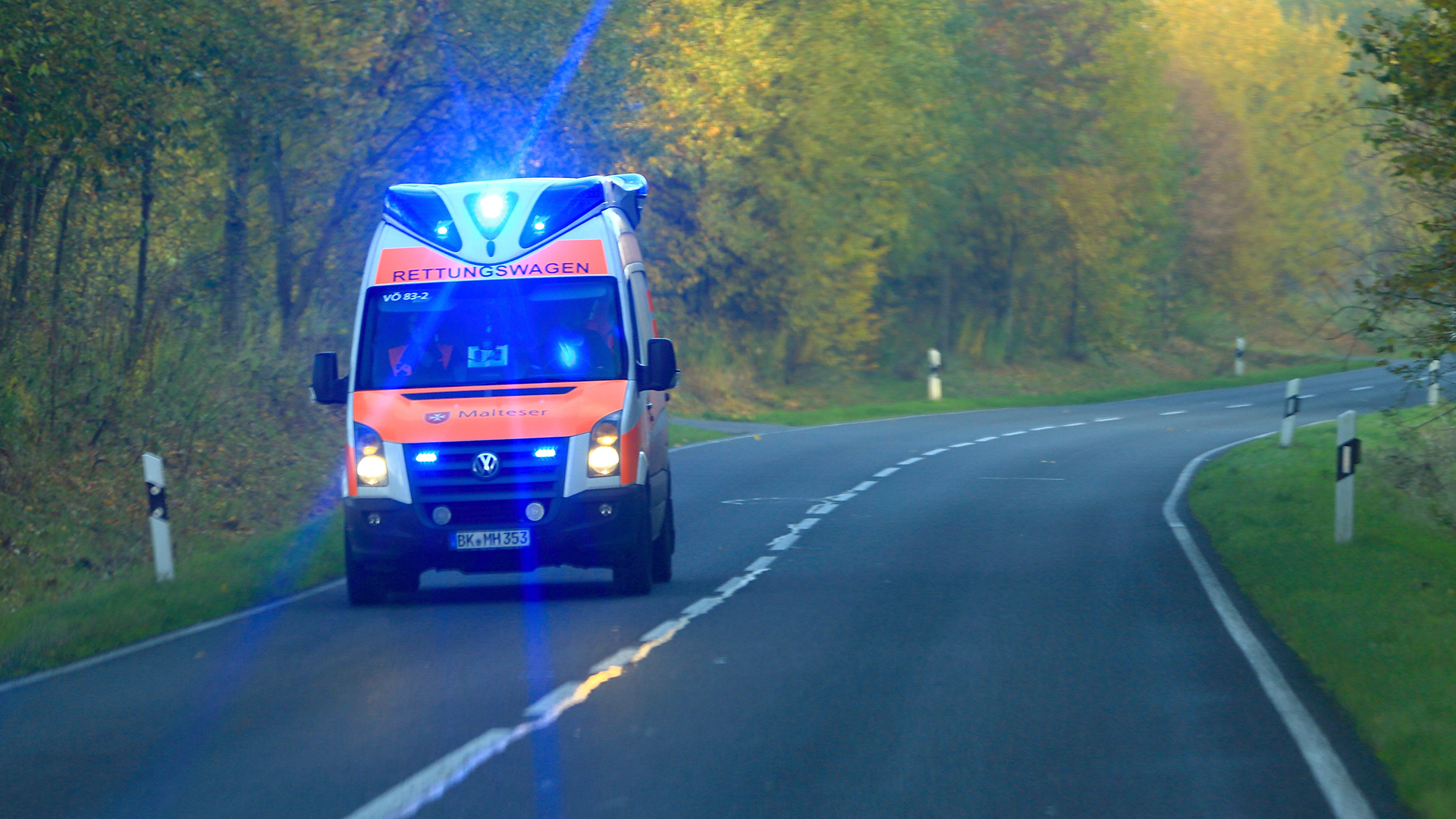 Ein Rettungswagen vom Malteser Hilfsdienst ist auf einer Landstraße bei Marienborn (Sachsen-Anhalt) unterwegs. | picture alliance / ZB