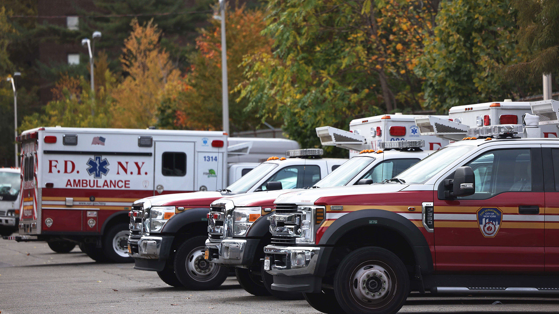 FDNY-Krankenwagen auf dem Parkplatz von NYC Health + Hospitals/Gotham Health in Brooklyn, New York. | AFP