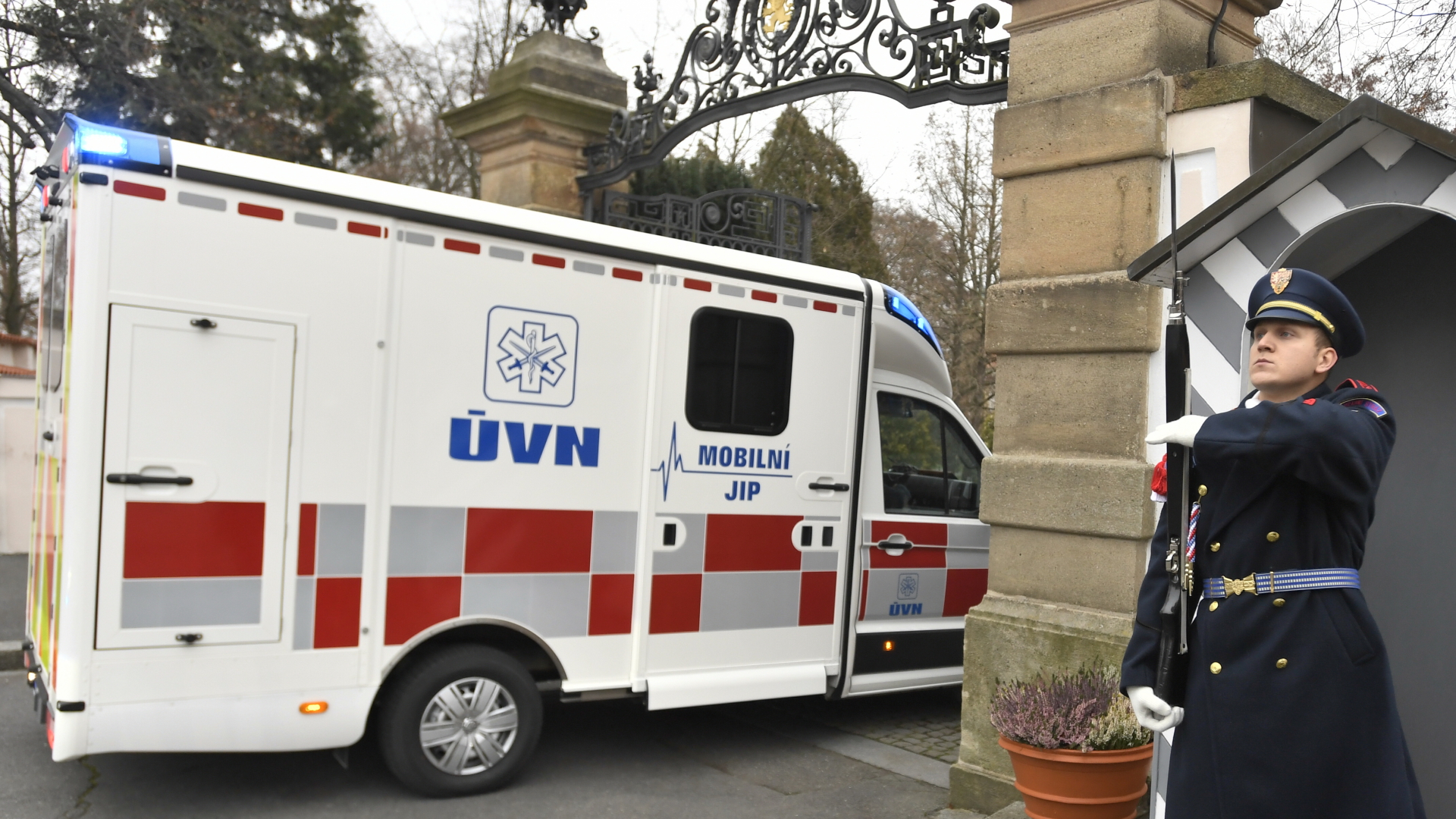 Ein Krankenwagen fährt auf das Gelände des Schlosses Lany in Tschechien | dpa