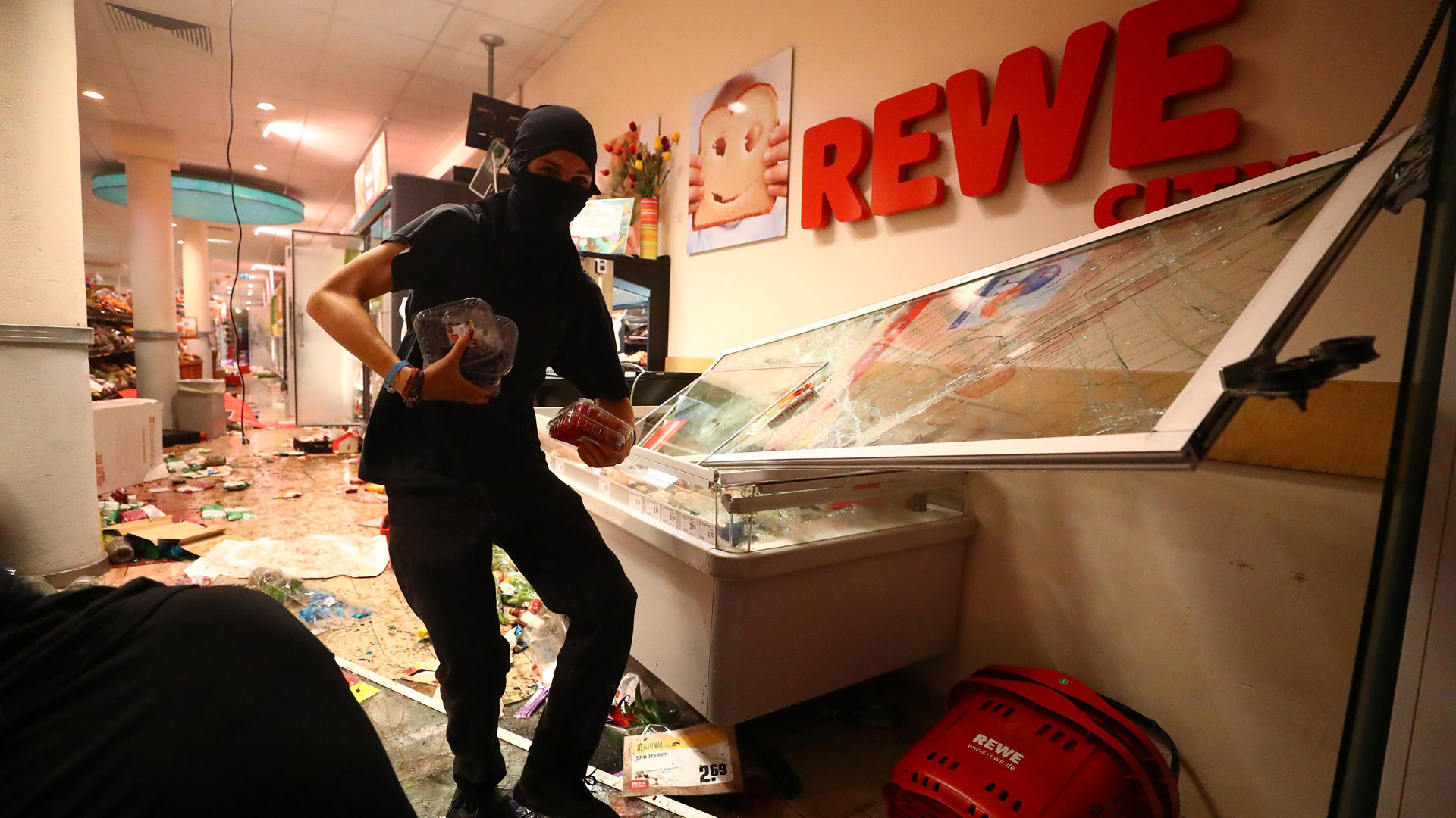 Ein Randalierer plündert einen Supermarkt in Hamburg | Bildquelle: REUTERS