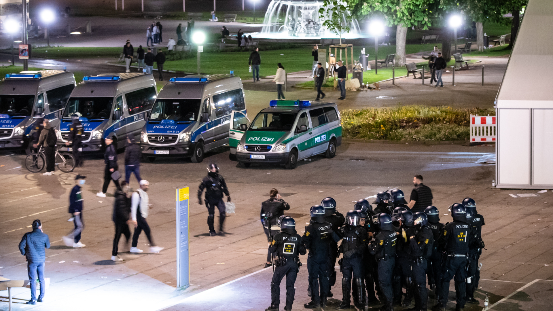 Einsatzkräfte der Polizei stehen am Schlossplatz in Stuttgart.  | dpa