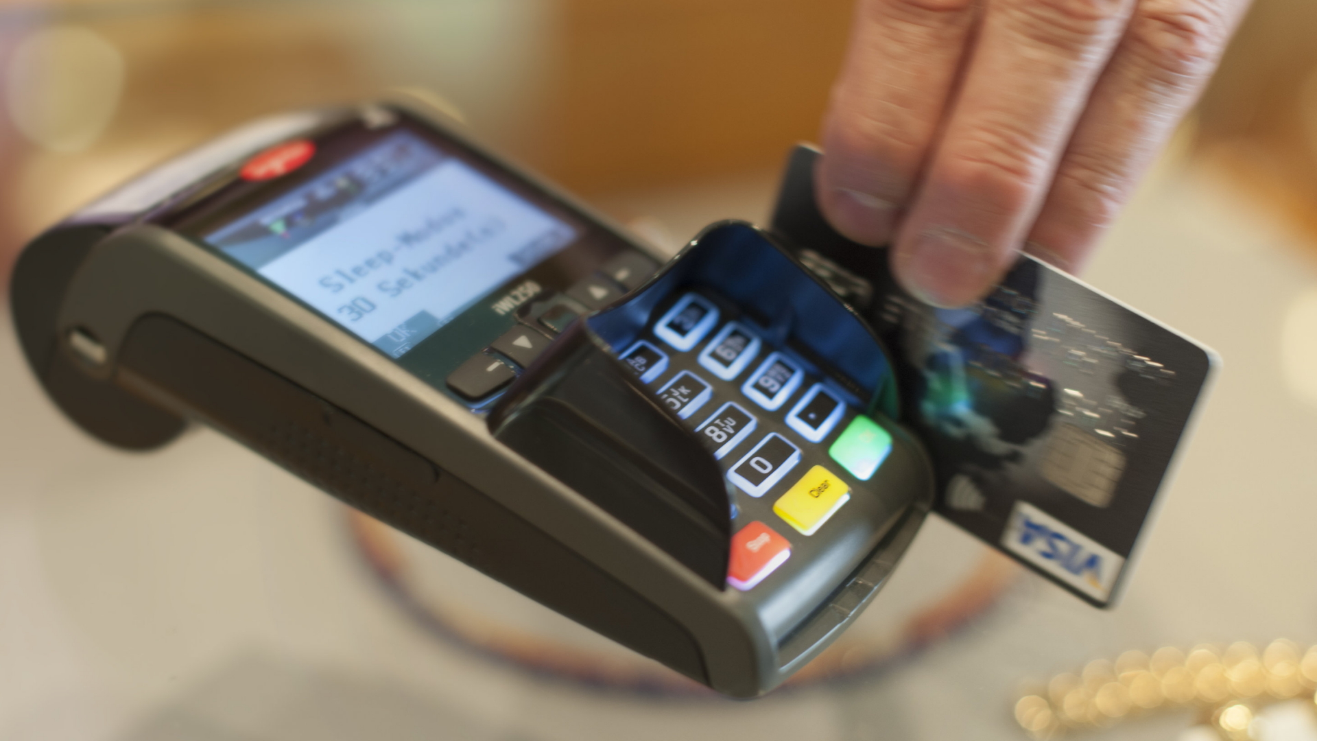 Kreditkarte wird durch ein Kartenlesegerät gezogen
