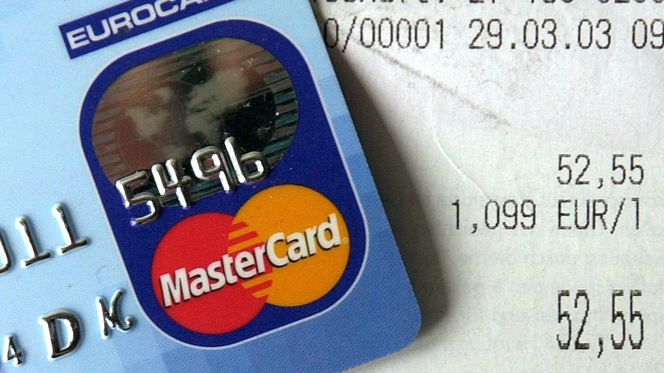 Kreditkarte mit einem Abrechnungsbeleg