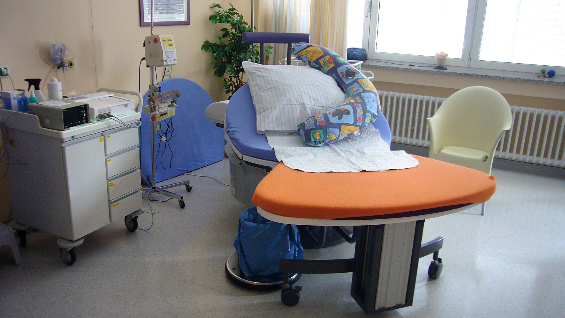 Leere Entbindungsstation eines Kreißsaals in München | imago/Sven Simon
