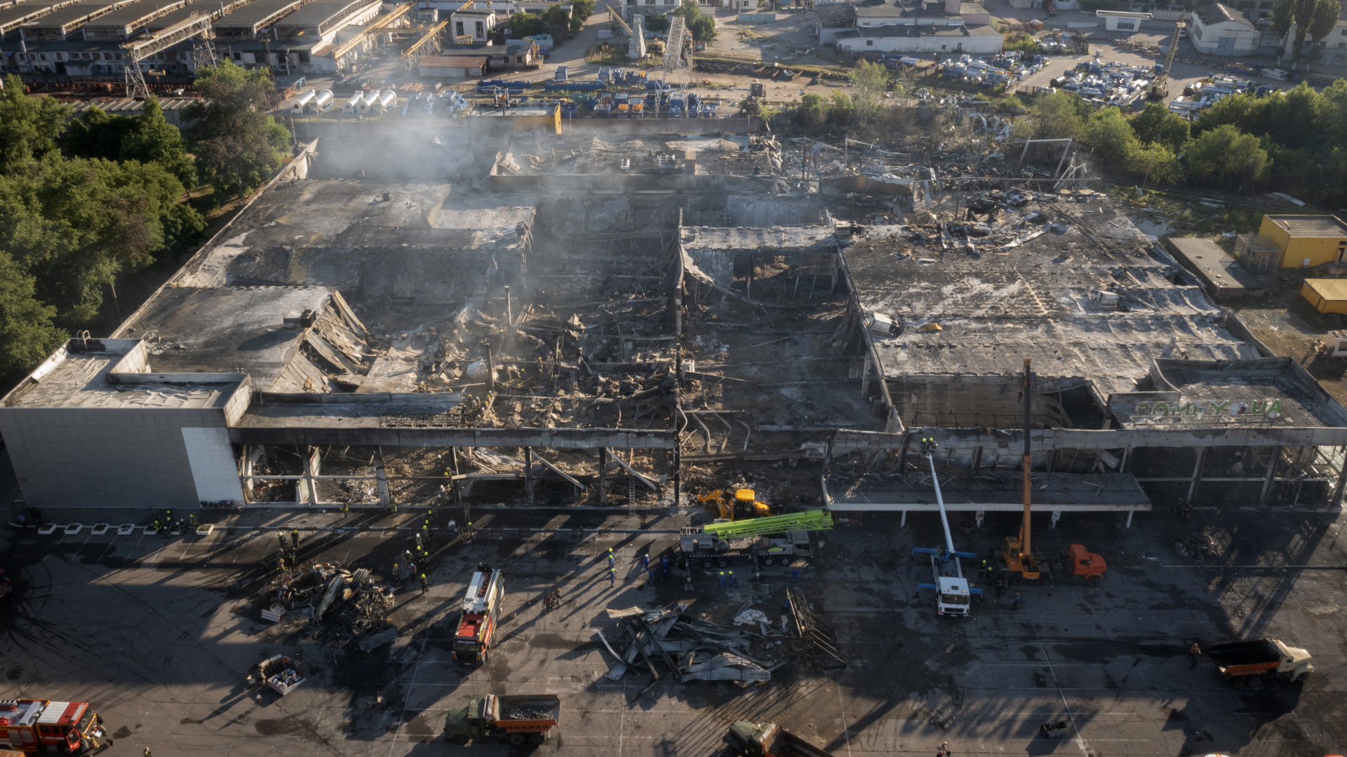 Das ausgebrannte Einkaufszentrum in Krementschuk von oben | dpa