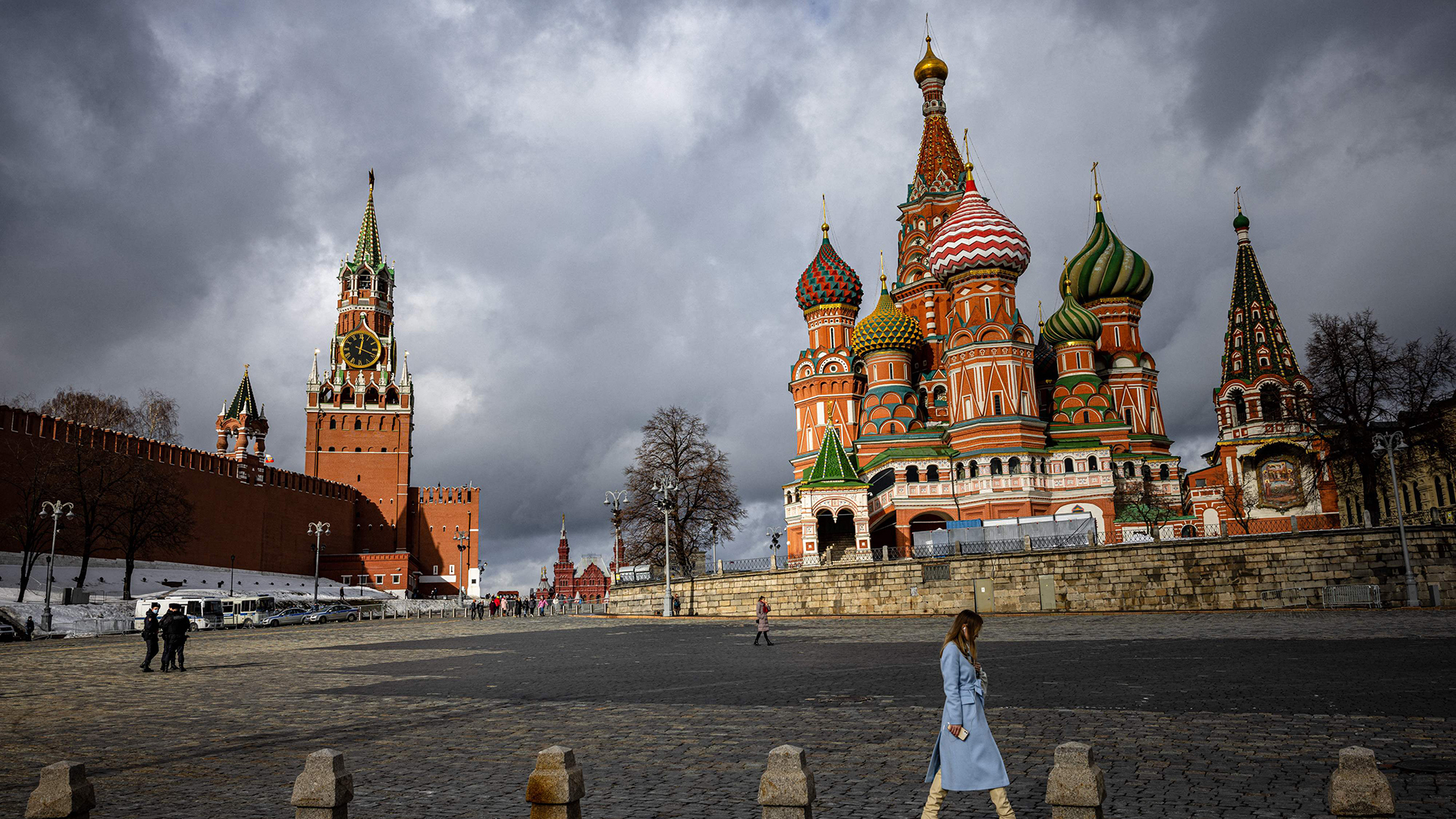 Dunkler Himmel über dem Kreml und der Basilius-Kathedrale im Zentrum von Moskau. | AFP