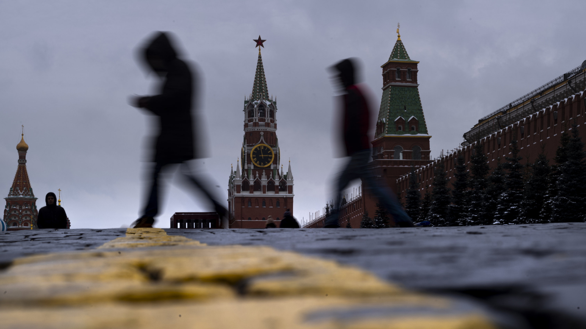 Menschen vor dem Kreml in Moskau. | AP