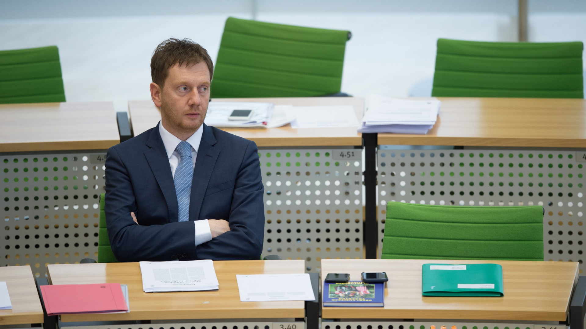Sachsens Ministerpräsident Kretschmer sitzt während einer Landtagssitzung alleine auf der Regierungsbank | Bildquelle: dpa