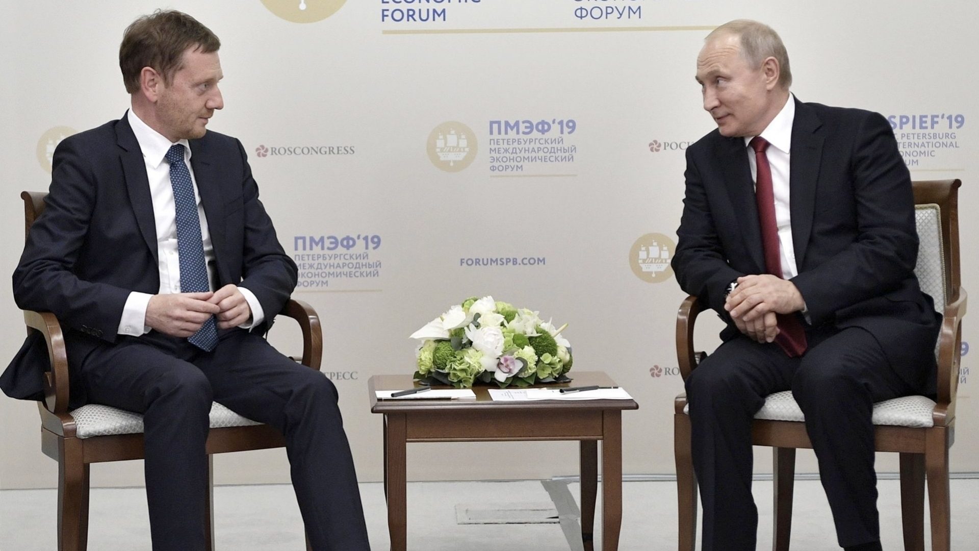 Sachsens Ministerpräsident Kretschmer spricht mit Russlands Präsidenten Putin | dpa