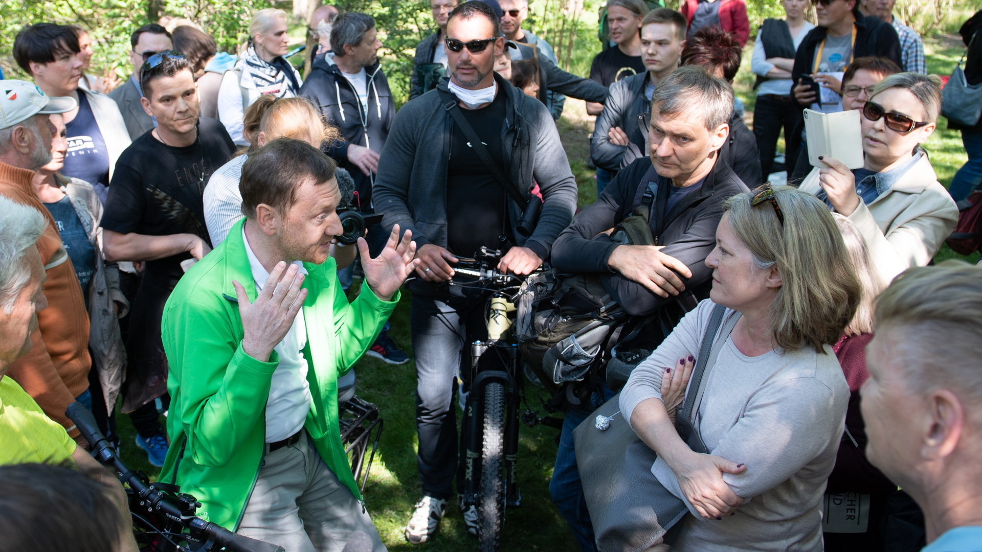 Sachsens Regierungschef Kretschmer diskutiert mit Demonstranten | dpa