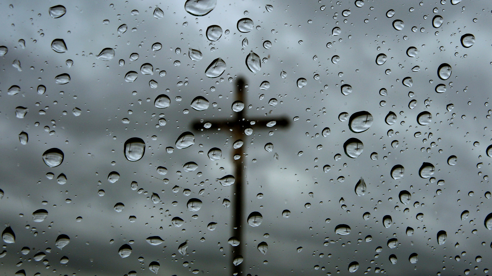 Kreuz im Regen | Bildquelle: dpa