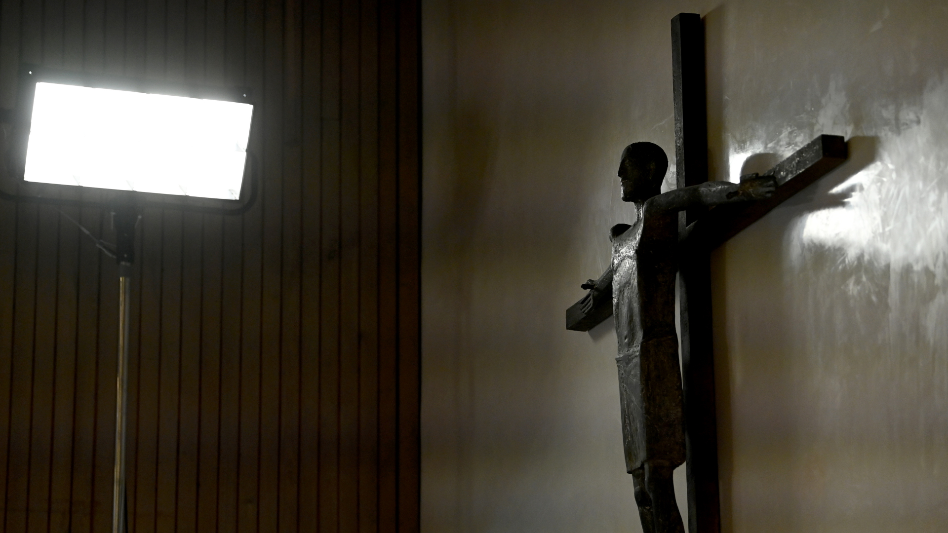 Ein Kreuz mit Jesus hängt an der Wand. | dpa