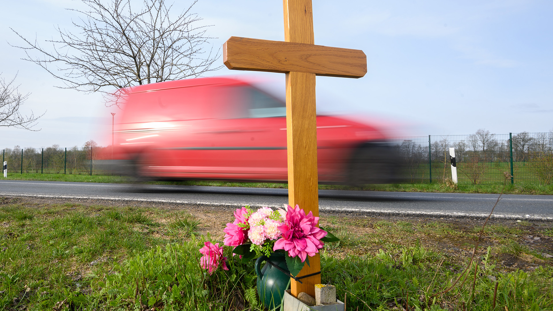 Ein Kreuz zum Gedenken an ein Opfer eines Verkehrsunfalls steht an einer Landstraße. | dpa