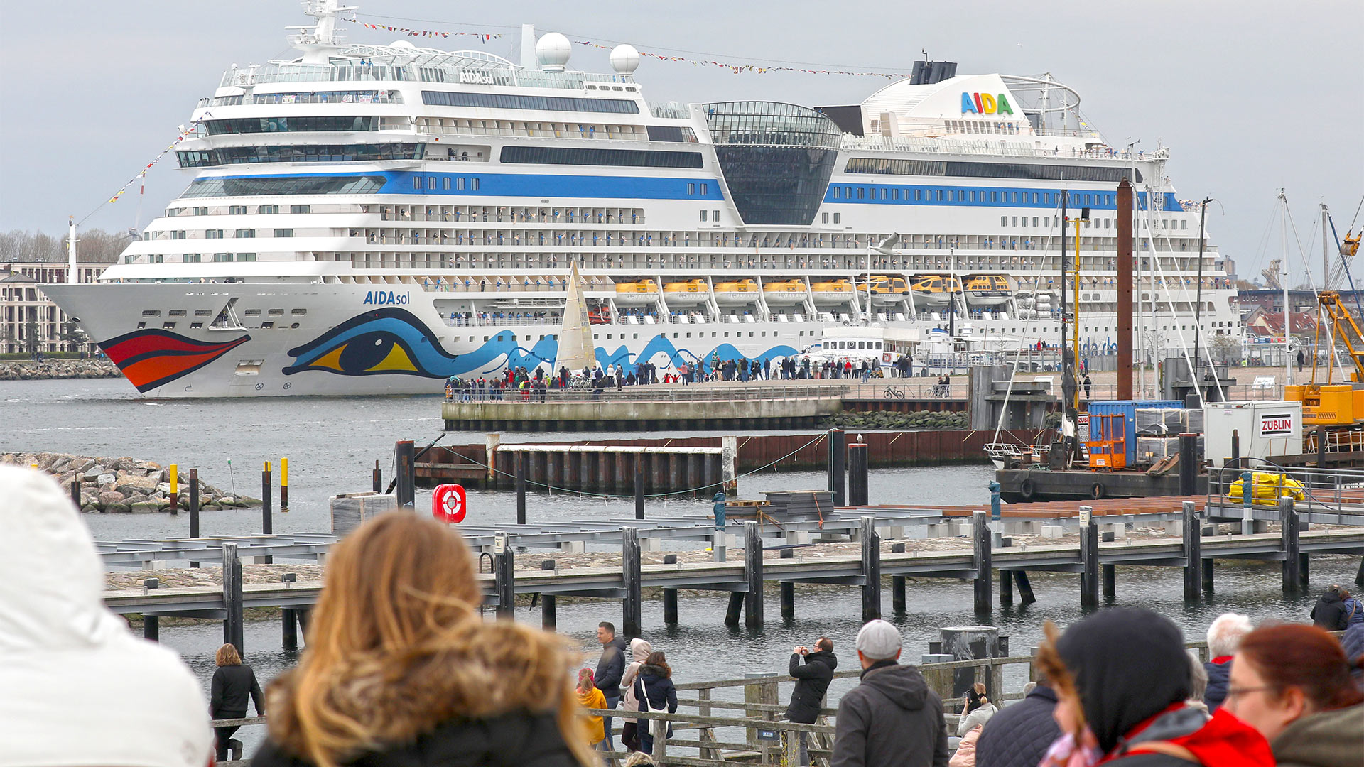 Schaulustige verfolgen die Abreise des Kreuzfahrtschiffes «Aidasol» aus Warnemünde | picture alliance/dpa/dpa-Zentral