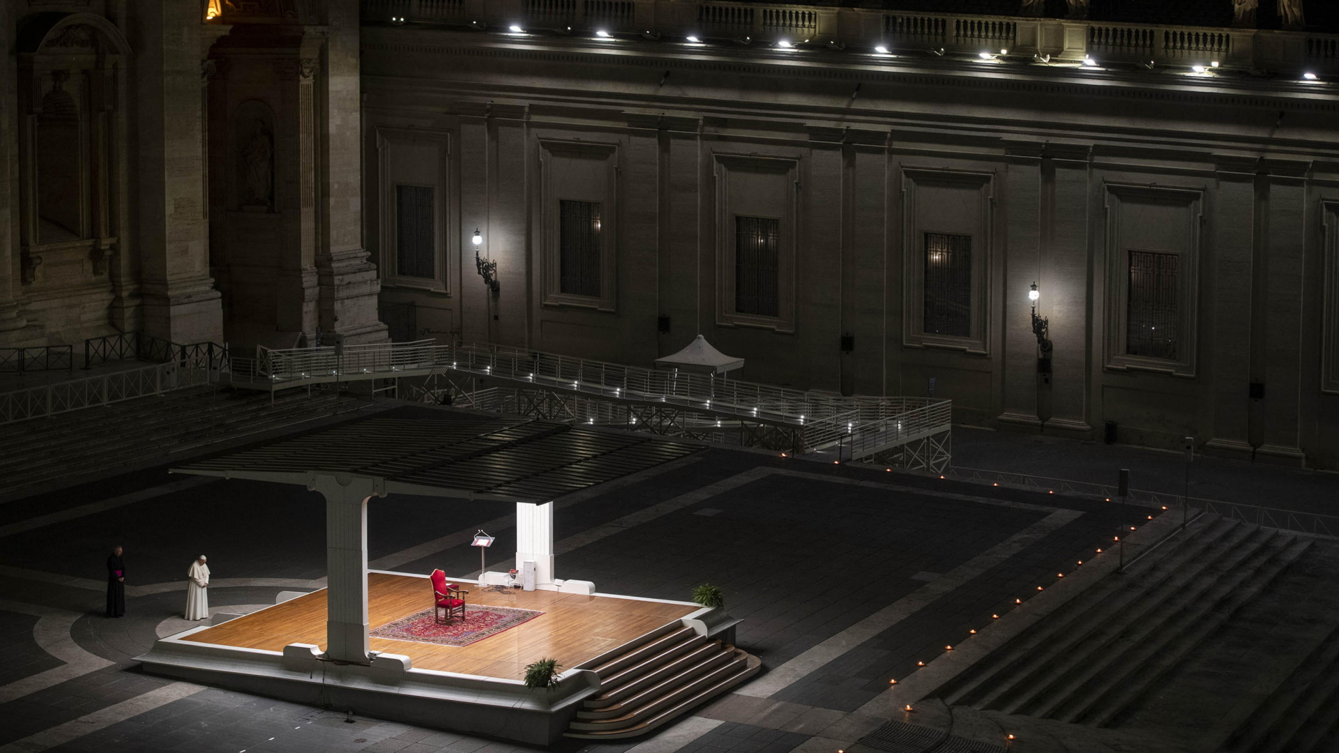 Papst Franziskus (2.v.l) leitet die Zeremonie der Via Crucis - oder Kreuzweg - auf dem Petersplatz, der nach dem italienischen Verbot von Versammlungen zur Eindämmung der Coronavirus-Infektion von den Gläubigen leer ist.  | dpa