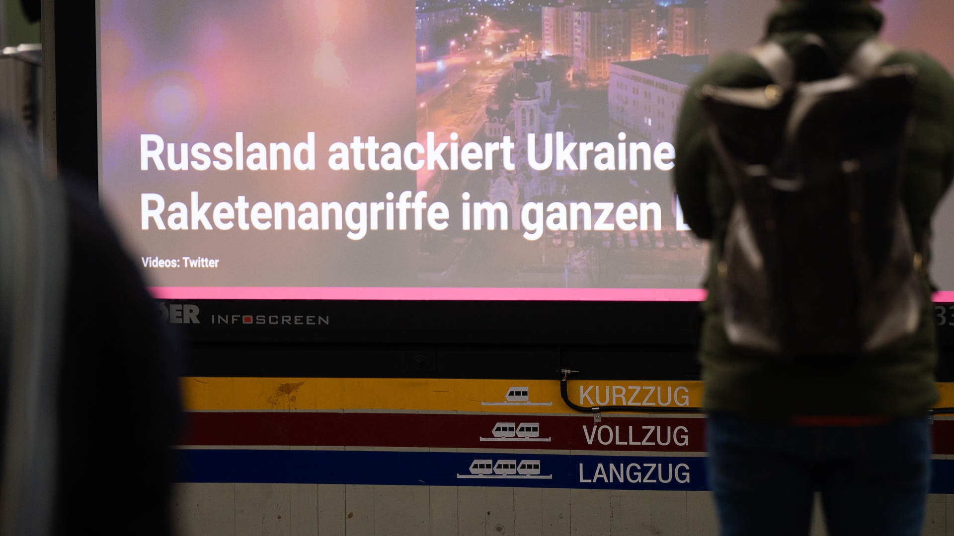 Nachrichten zum Ukraine-Konflikt werden auf einem Bildschirm im Frankfurter Hauptbahnhof angezeigt. | dpa