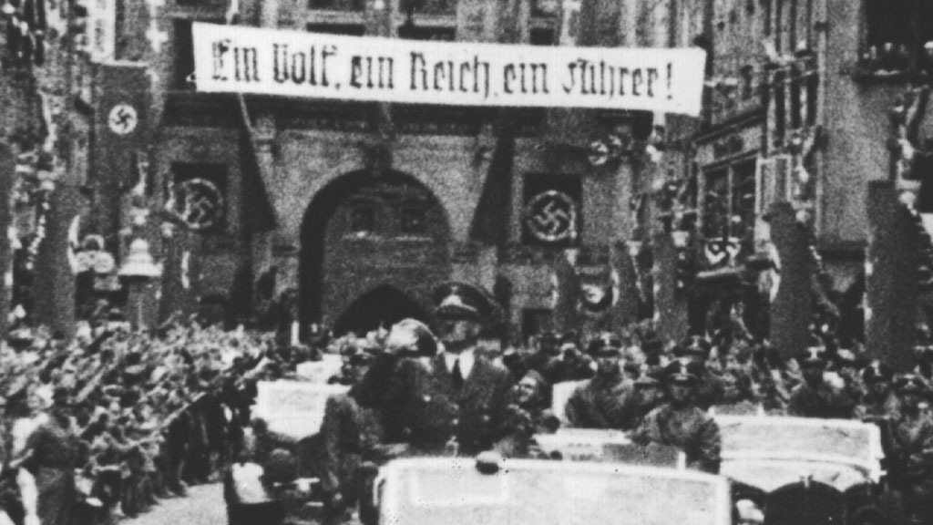 Adolf Hitler zieht in Danzig ein.