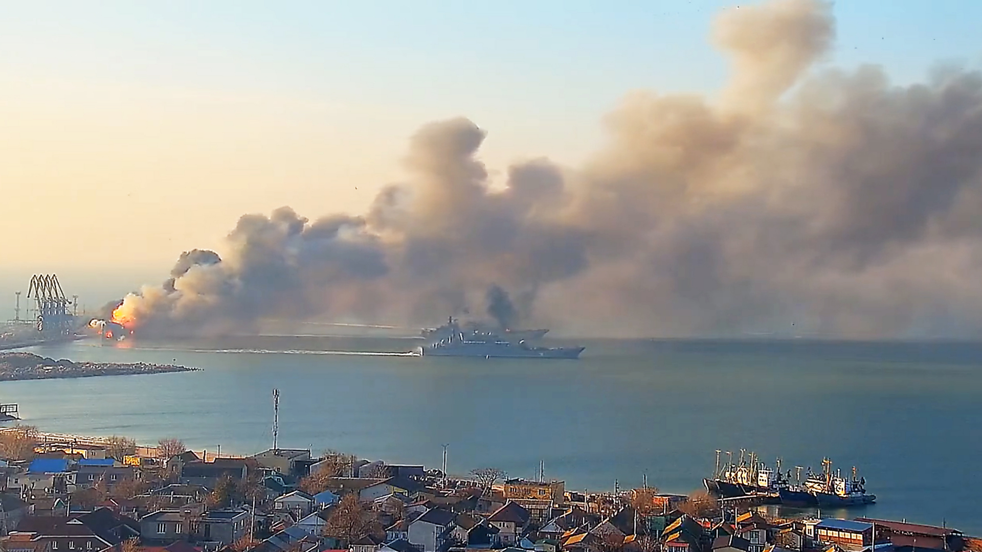Rauch steigt nach einem Beschuss in der Nähe eines Seehafens in Berdjansk auf.  | dpa