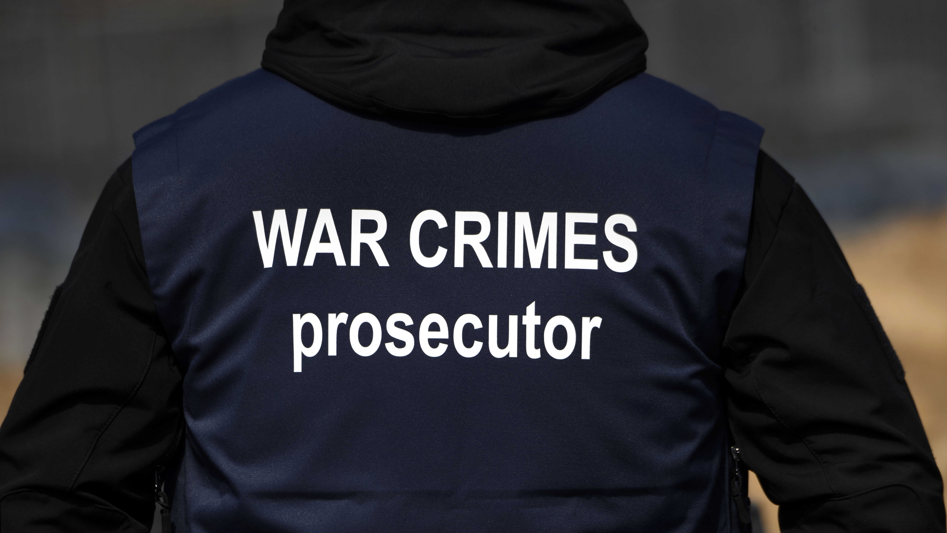 Ein Ermittler eines internationalen Forensik-Teams trägt eine Weste mit der Aufschrift "War Crimes Prosecutor" ("Ankläger für Kriegsverbrechen"). (Aufnahme vom 11. April 2022) | dpa