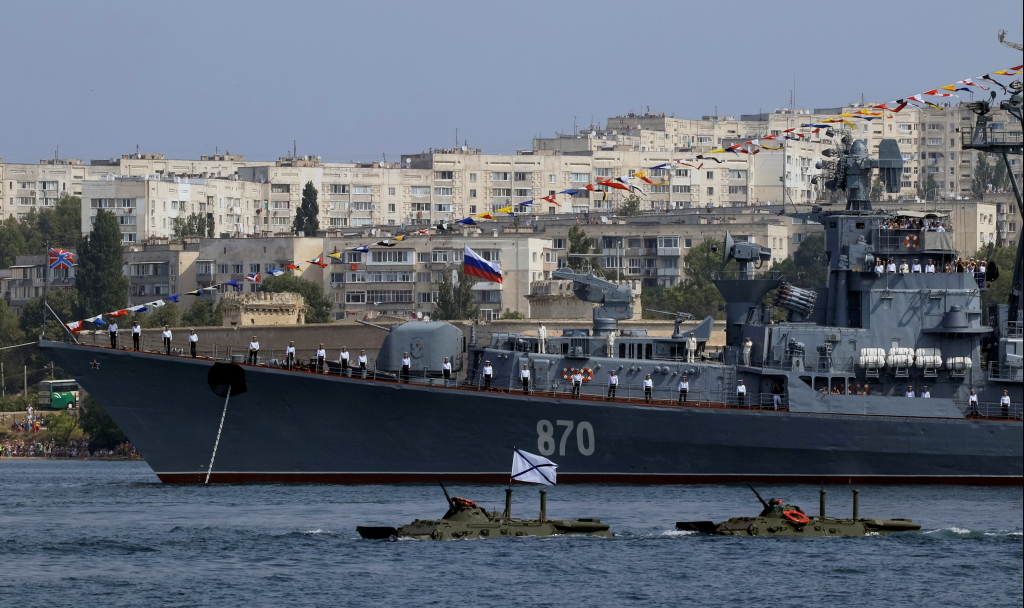 Amphibienfahrzeuge und ein russisches Kriegsschiff beim Tag der Marine Ende Juli in Sewastopol. | null