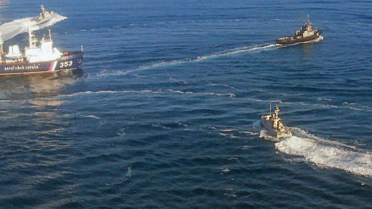 Ukrainische Marineboote fahren an der Halbinsel Krim in der Nähe der Meerenge zum Asowschen Meer in Gewässern, die von Russland beansprucht werden.  | dpa