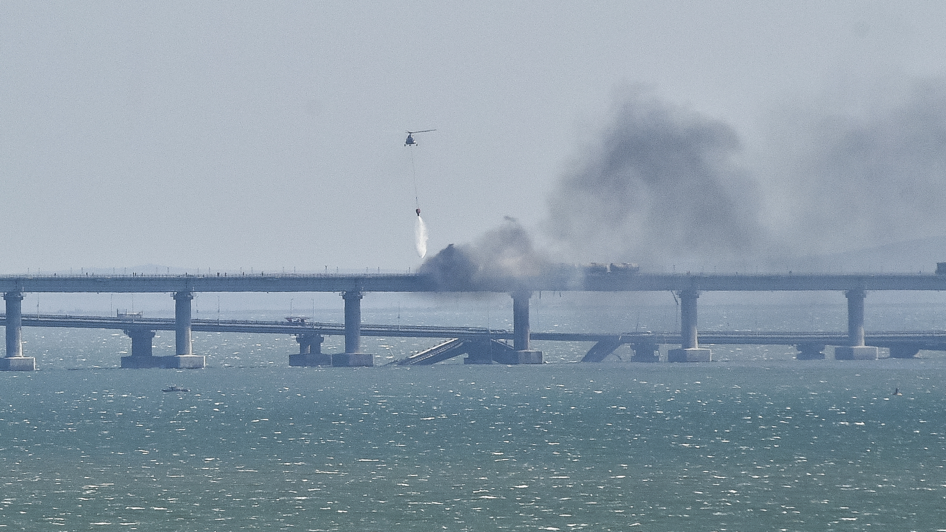 Ein Hubschrauber wirft Wasser über der Krim-Brücke ab | dpa