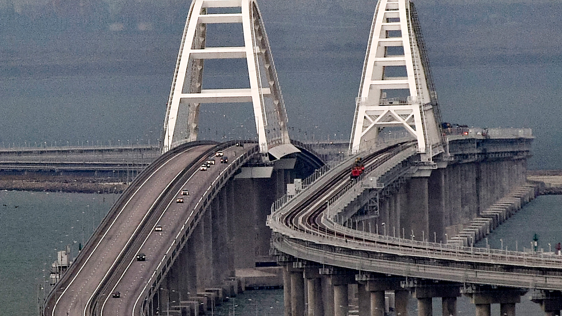 Autos fahren auf der Brücke über die Straße von Kertsch auf der Krim. | EPA