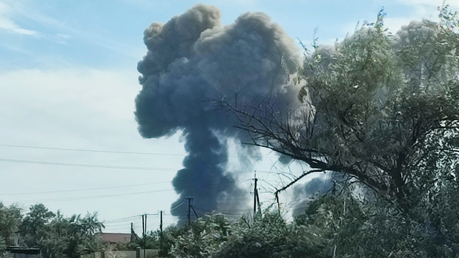 Rauch steigt auf, nachdem aus Richtung einer russischen Luftwaffenbasis auf der Krim Explosionen gehört worden sein sollen. | REUTERS