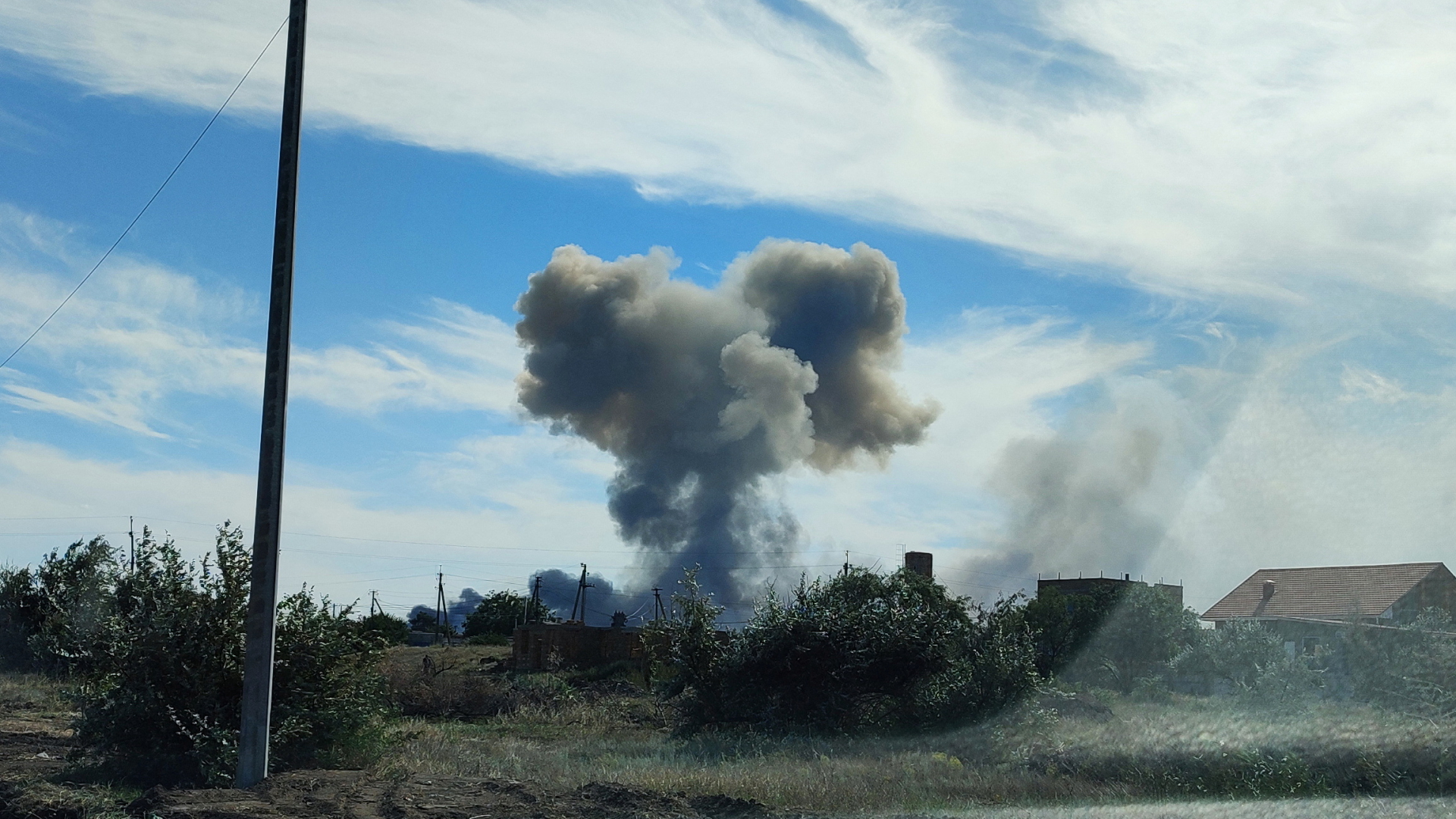 Rauch steigt auf, nachdem aus Richtung einer russischen Luftwaffenbasis auf der Krim Explosionen zu hören waren.