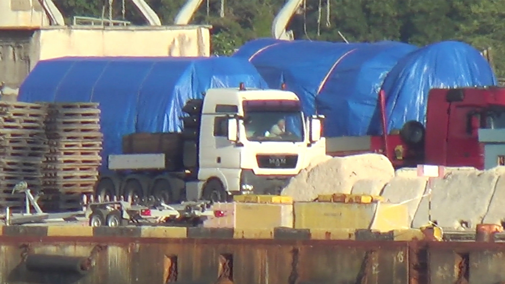Lkw mit einer abgedeckten Großlieferung im Hafen von Feodosia am 11. Juli - mutmaßlich handelte es sich dabei um die Siemens-Gasturbinen, die rechtswidrig auf die Krim gebracht wurden. | 