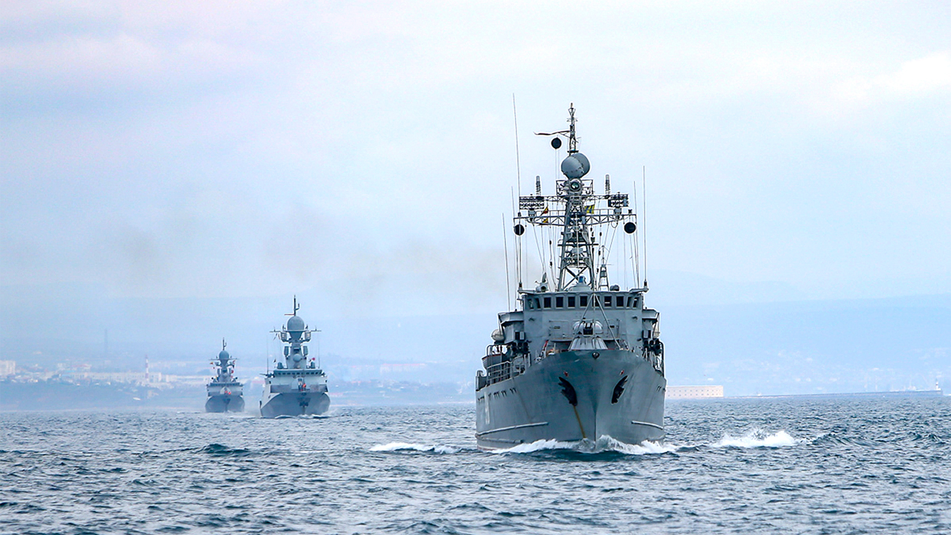 Russische Marineschiffe im Schwarzen Meer  | dpa