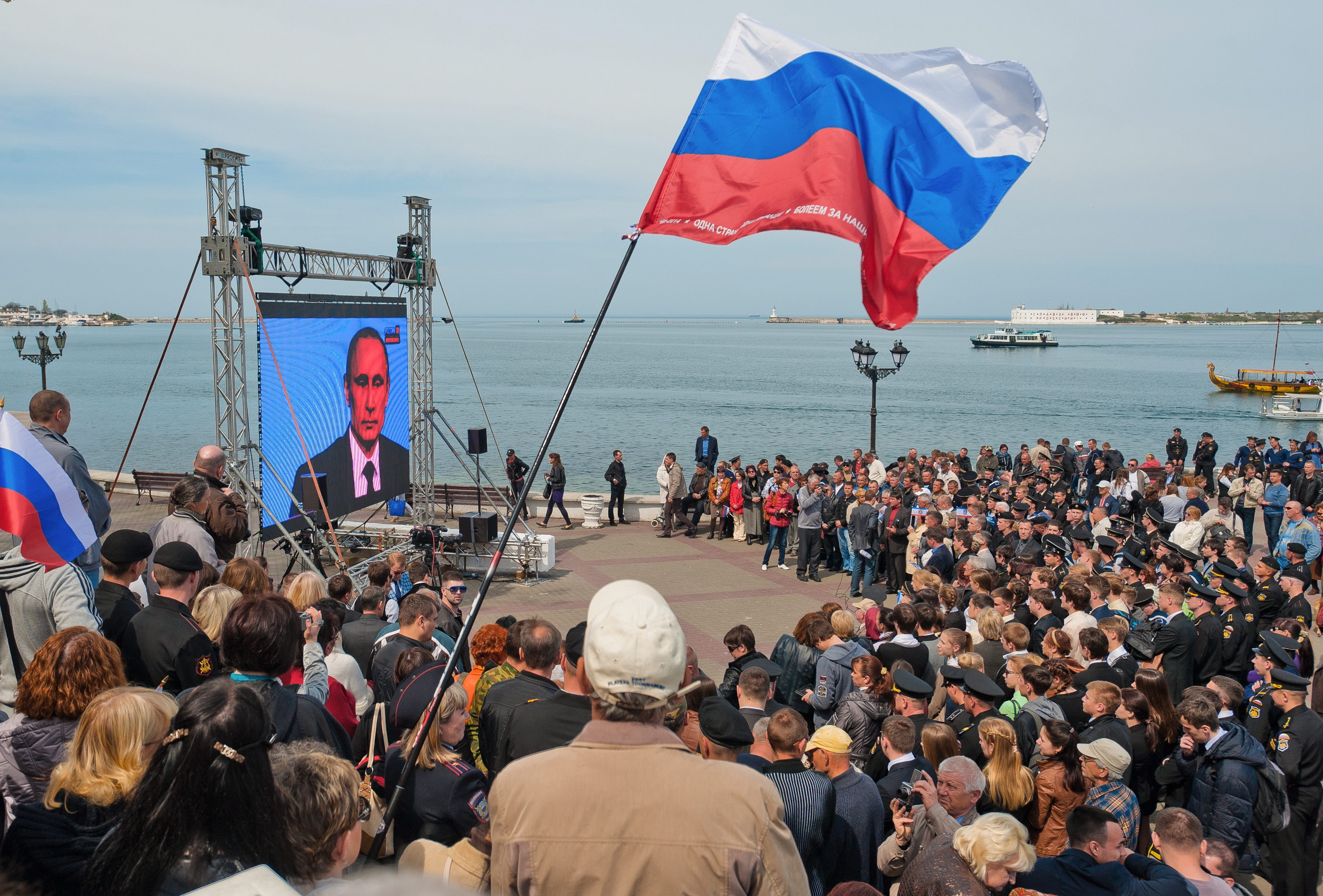 Menschen in Sewastopol auf der Krim (Ukraine) sehen sich am 17. März 2014 eine Fernseh-Ansprache des russischen Präsidenten Wladimir Putin | picture alliance/dpa/EPA