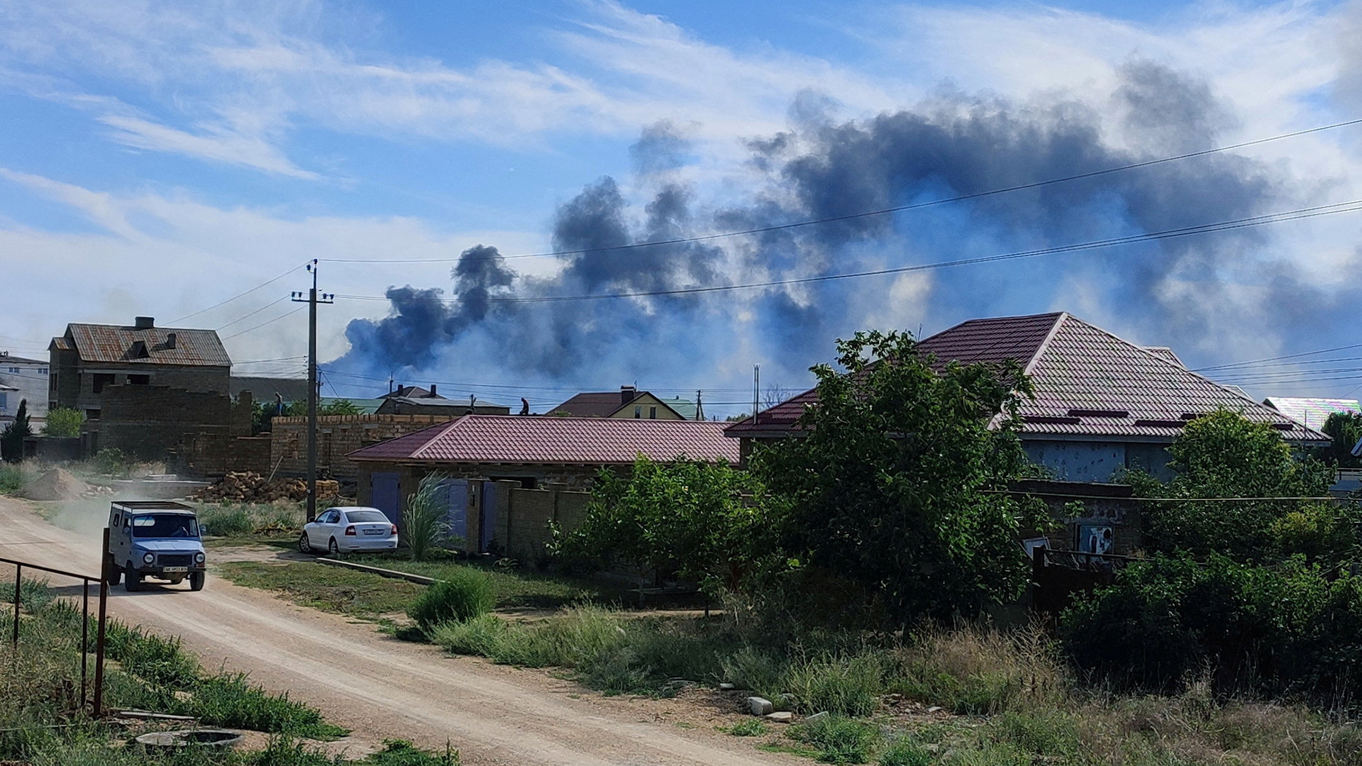 Rauch steigt nach einer Explosionen aus Richtung eines russischen Militärflugplatzes in der Nähe von Novofedorivka (Krim, Ukraine) in den Himmel.