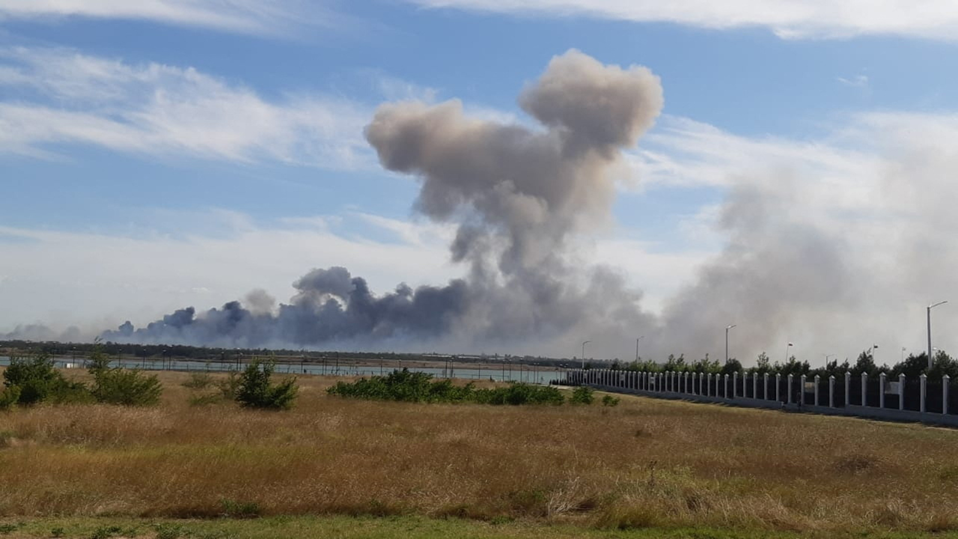 Rauch steigt nach einer Explosionen aus Richtung eines russischen Militärflugplatzes in der Nähe von Novofedorivka (Krim, Ukraine) in den Himmel. | via REUTERS