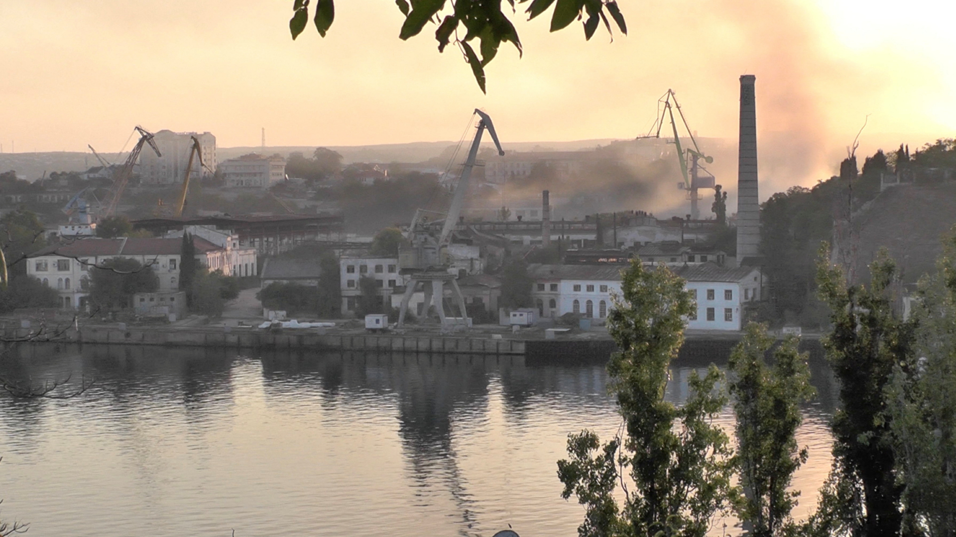 Rauch steigt aus einer Werft auf, die Berichten zufolge von einem ukrainischen Raketenangriff in Sewastopol auf der Krim getroffen wurde (Standbild aus einem Video vom 13. September 2023)