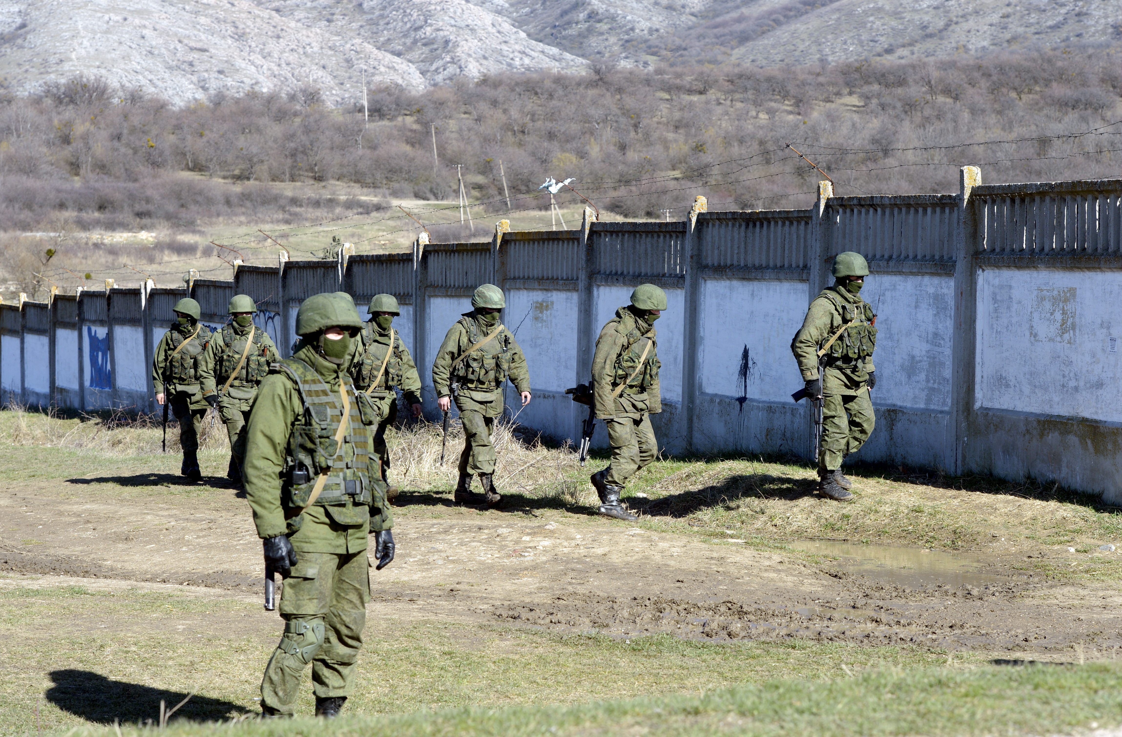 Soldaten ohne Abzeichen im März 2014 auf der Krim (Ukraine) | picture alliance/dpa