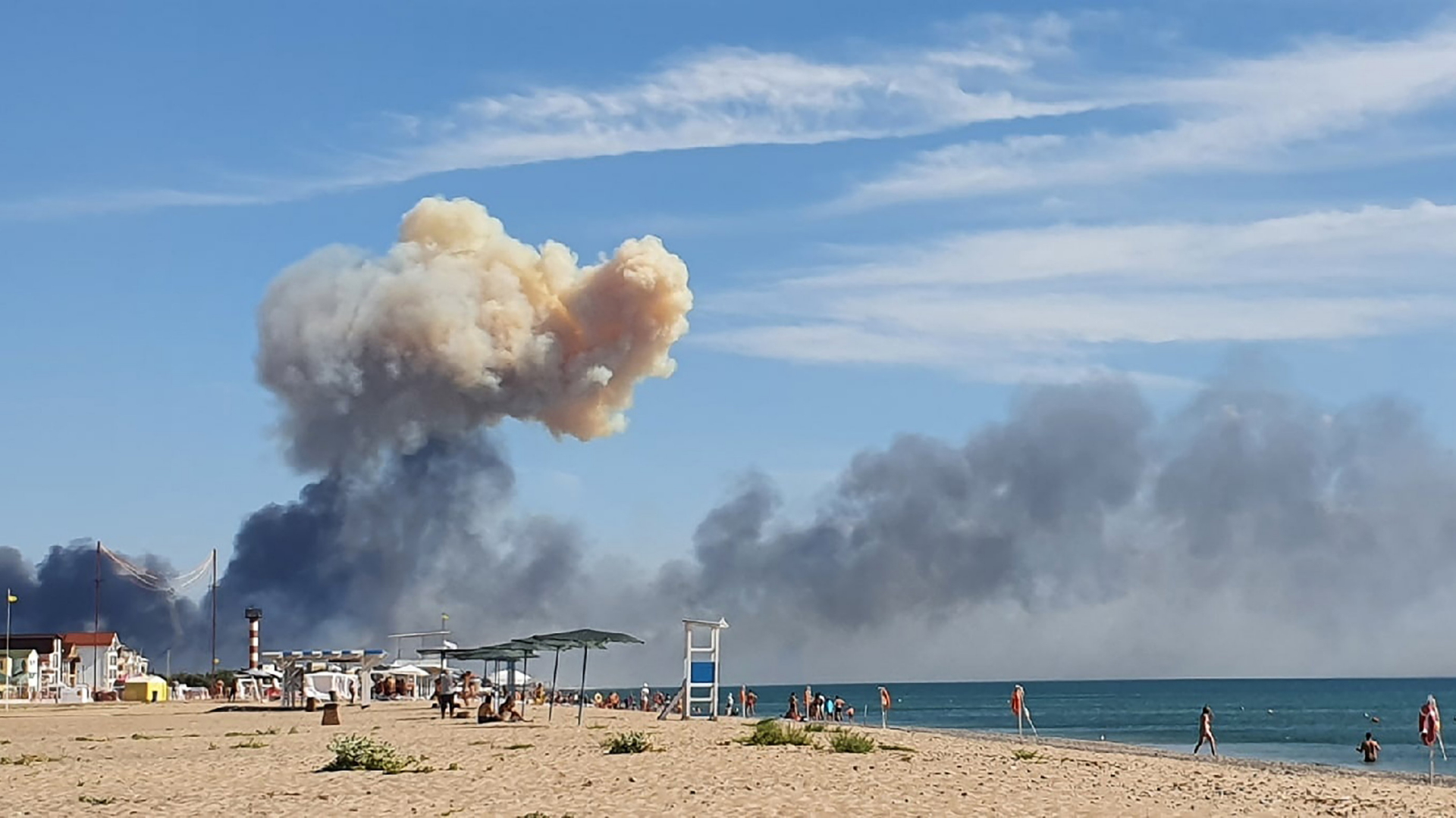 Nach einer ersten Explosion auf der Krim Anfang August hatte sich Rauch bis an die nahegelegenen Strände verbreitet. | AP