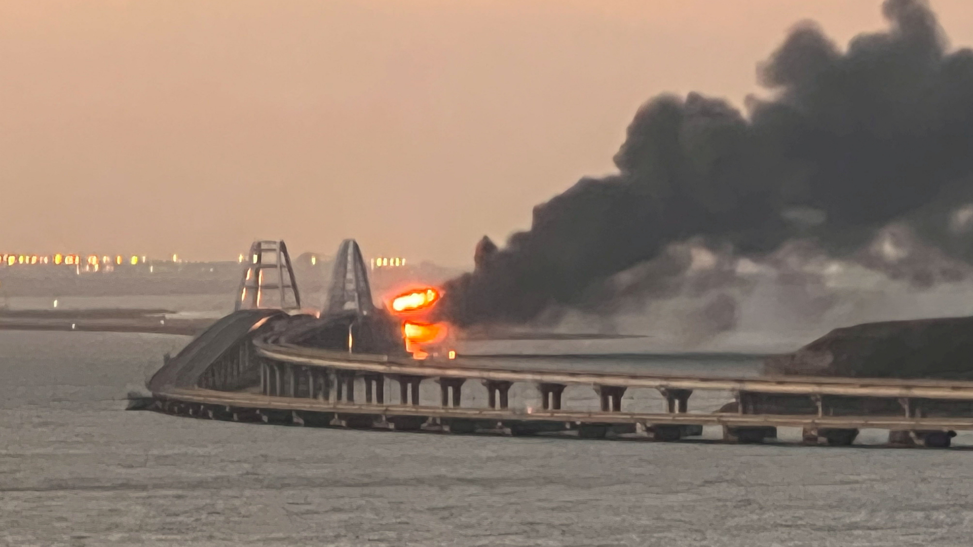 Liveblog: ++ Schwerer Brand auf Krim-Brücke ++