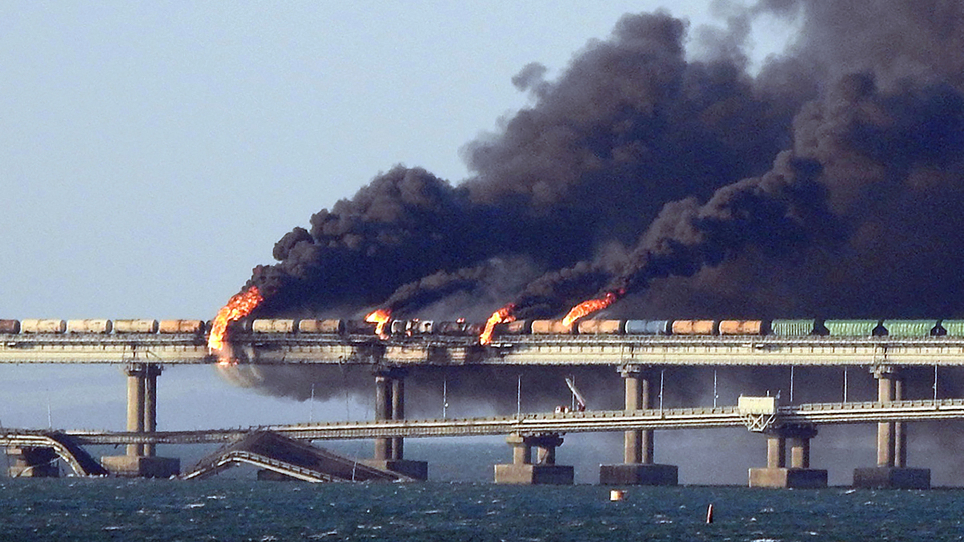 Schwarzer Rauch steigt von einem Feuer auf der Kertsch-Brücke auf, die die Krim mit Russland verbindet. | AFP
