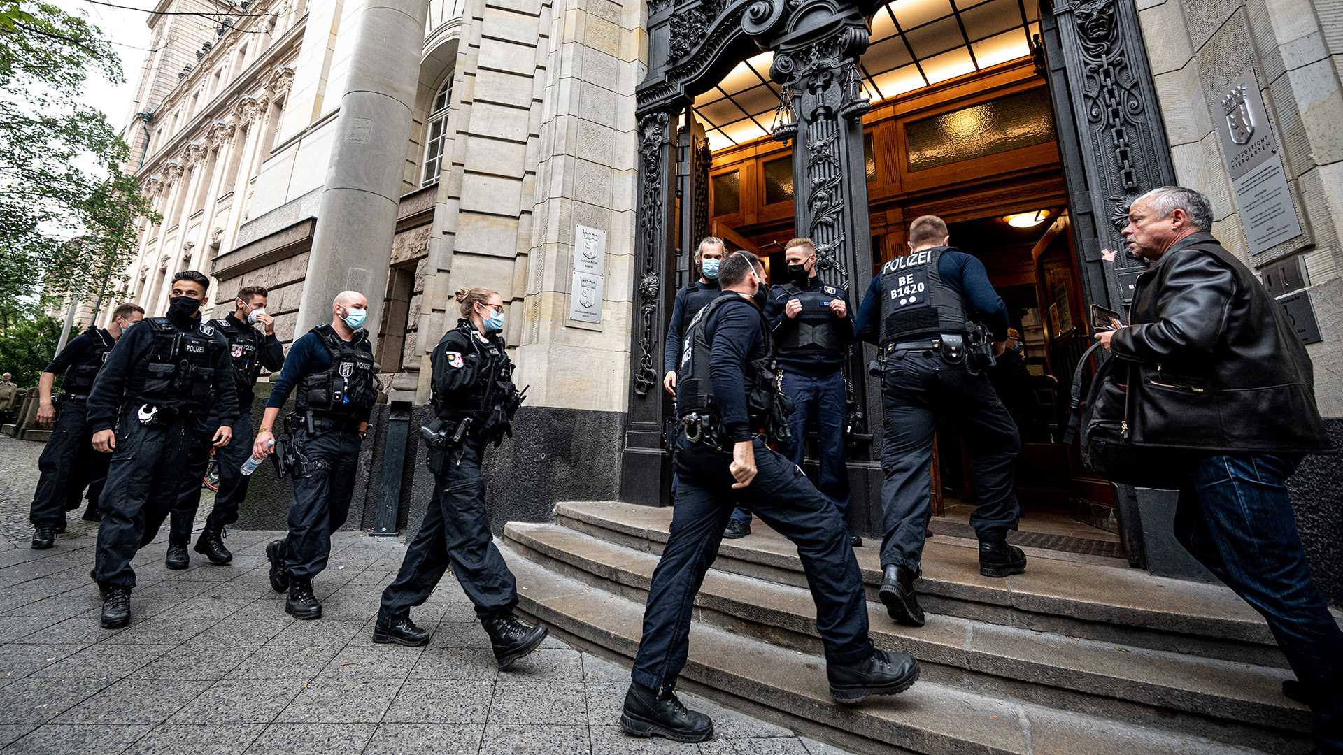 Polizisten vor dem Kriminalgericht Berlin-Moabit (Archiv Oktober 2020) | picture alliance/dpa