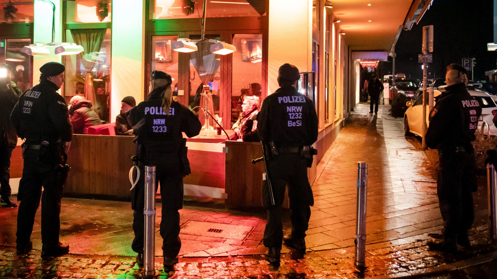 Polizisten stehen im Januar während einer Razzia vor einer Sisha-Bar in Bochum. | dpa