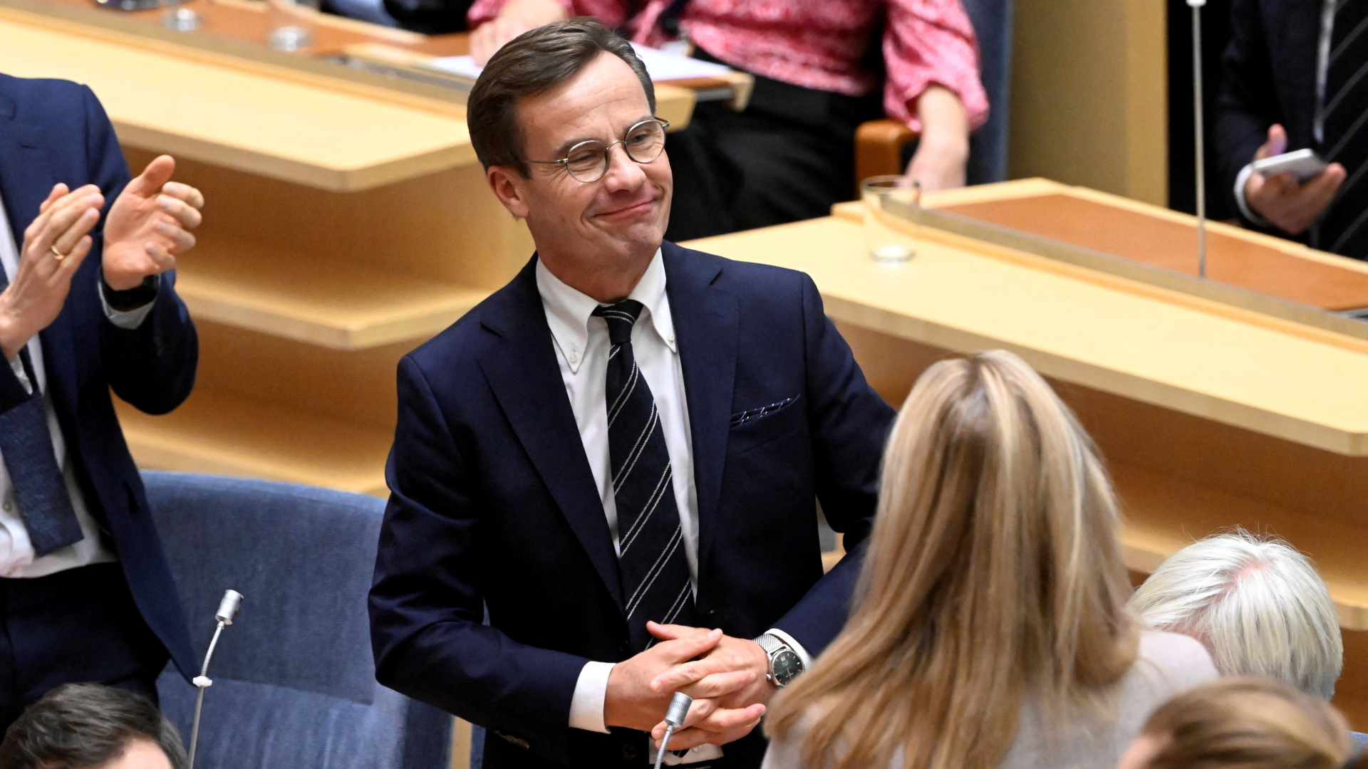 Ulf Kristersson lächelt nach seiner Wahl zum neuen schwedischen Ministerpräsidenten | via REUTERS
