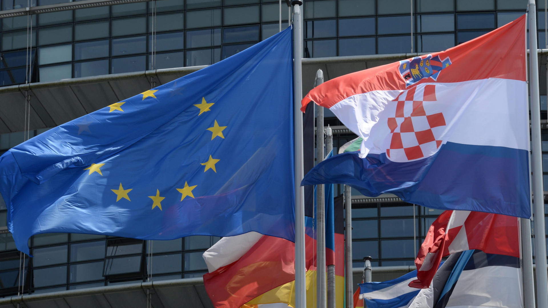Die Flaggen der EU und Kroatiens wehen vor dem Europäischen Parlament. (Archiv) | dpa