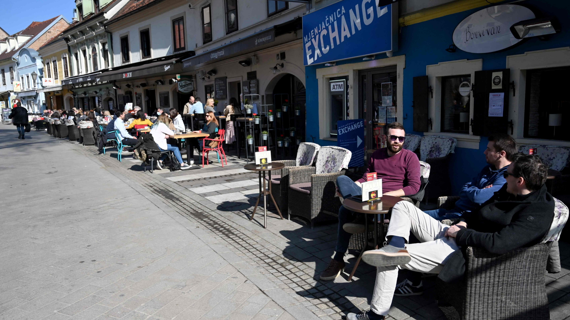 In Zagreb sitzen Cafebesucher an Tischen auf der Straße | AFP