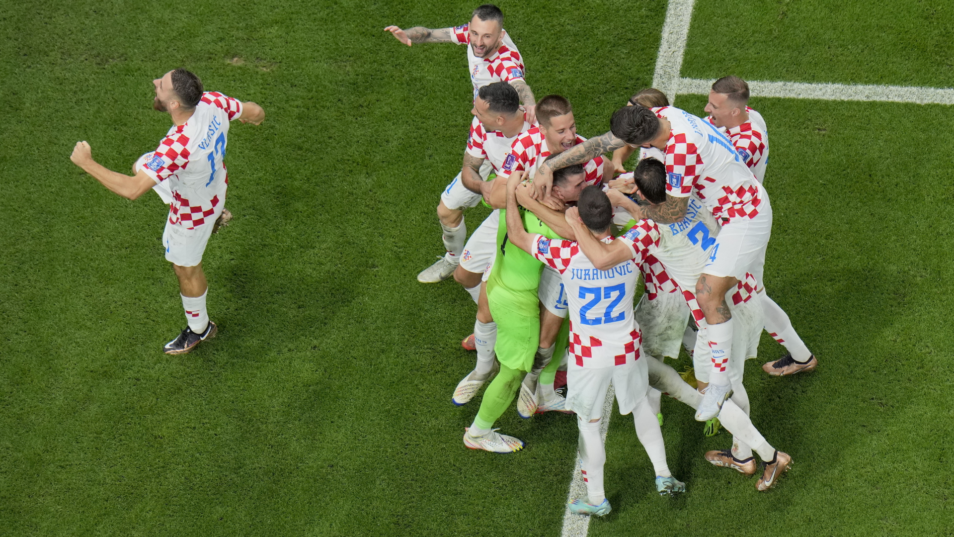  Kroatiens Spieler jubeln nach dem entscheidenden Elfmeter zur Spielentscheidung.  | dpa