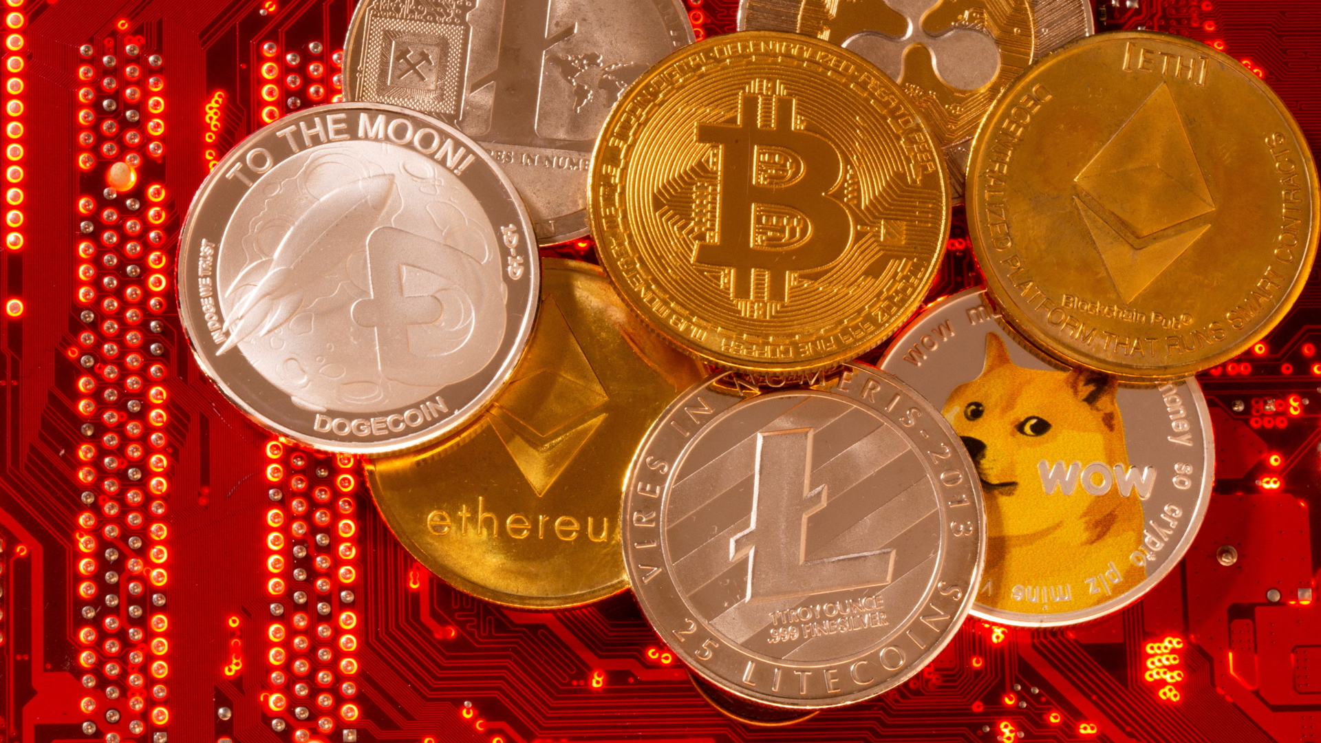 Symbolische Münzen der Kryptowährungen Bitcoin, Ethereum, DogeCoin, Ripple und Litecoin | REUTERS