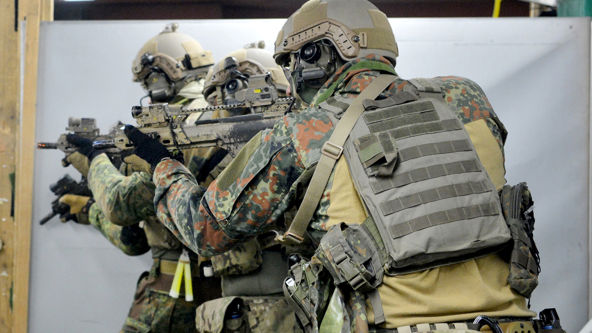 Soldaten trainieren mit einem G36 Gewehr im Schießausbildungszentrum auf dem Kasernengelände des Kommandos Spezialkräfte (KSK). | dpa